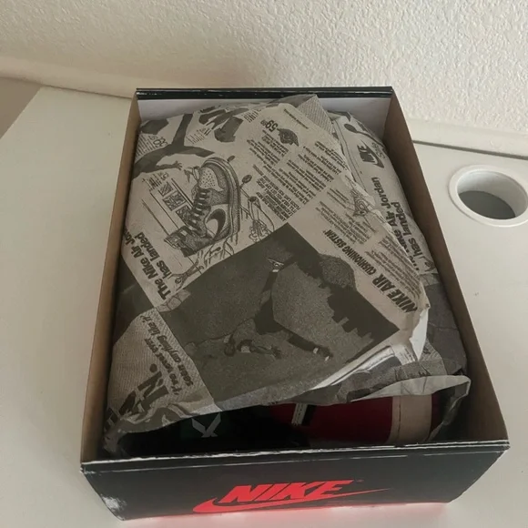 Air jordan 1 chicagoretro high og red sneakers+ black laces and verification tag - Picture 8 of 8